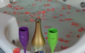 Central Terrace Escape With Jacuzzi